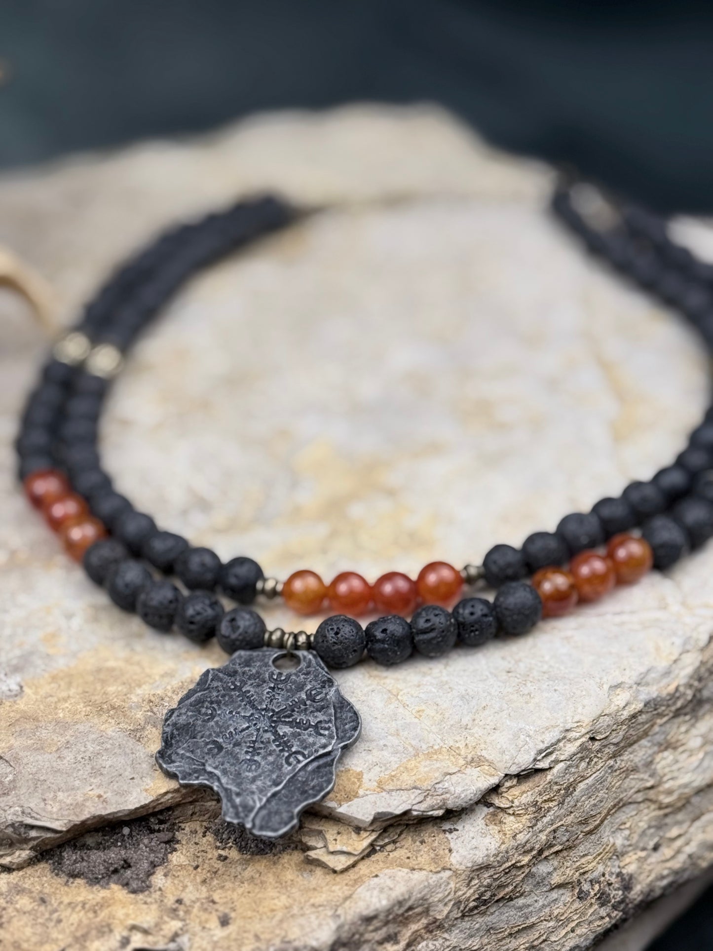 Schattenfeuer – Handgefertigte Halskette aus Lavastein & orangem Drachenstein