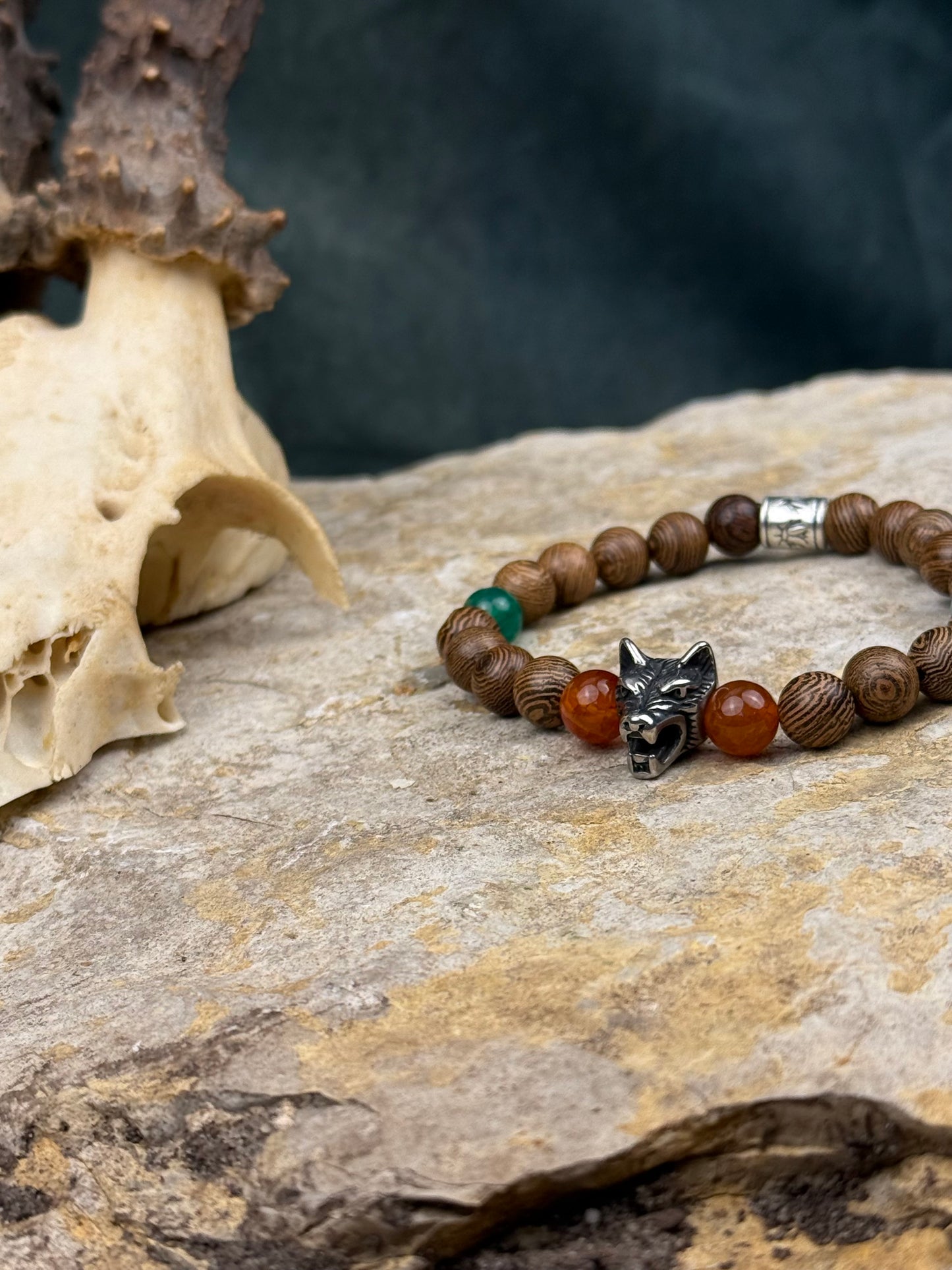 Wolfsgeist – Armband mit silbernen Details, Drachenstein in Grün & Orange