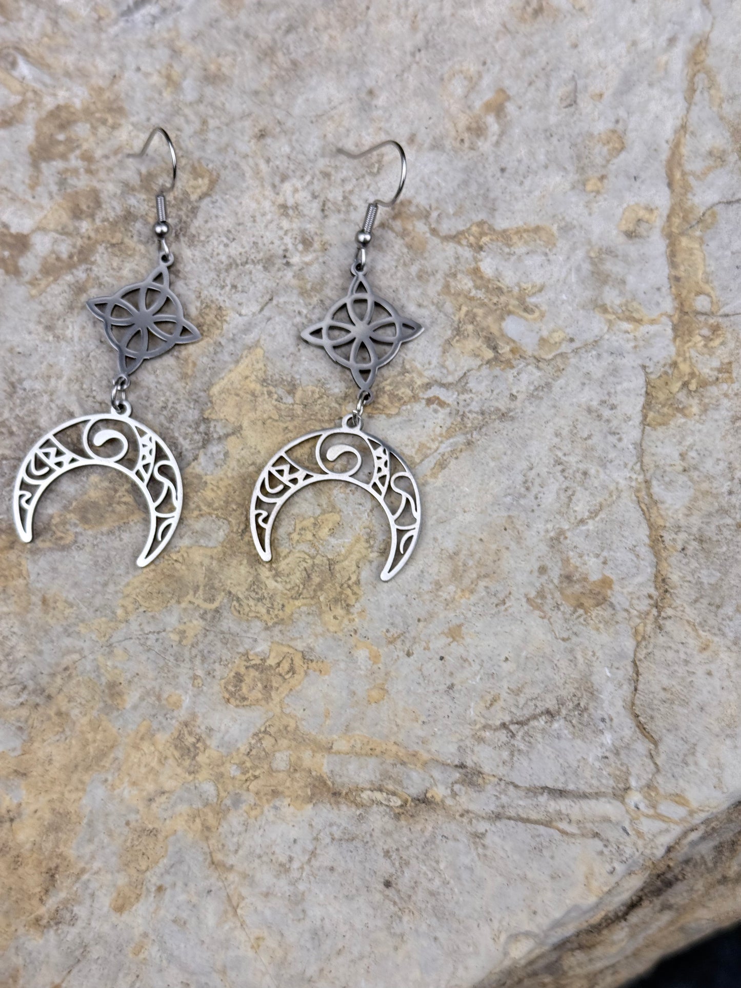 Mondknoten der Nachtweberin – Ornamentale Mond-Ohrringe mit keltischem Sternsymbol