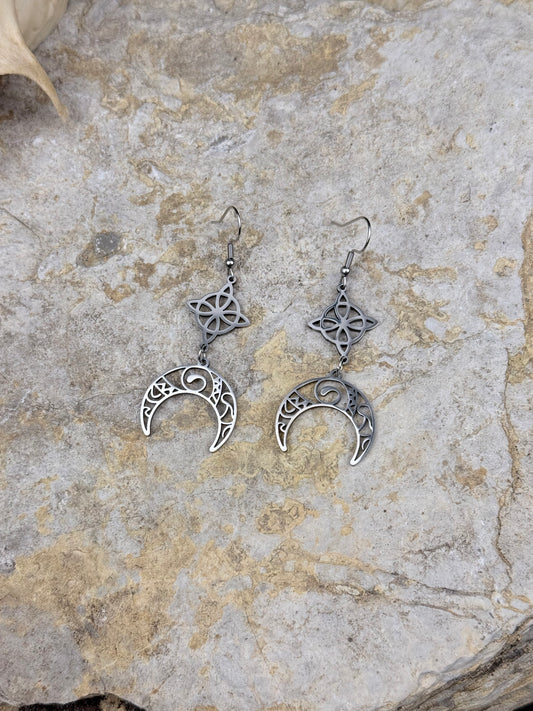 Mondknoten der Nachtweberin – Ornamentale Mond-Ohrringe mit keltischem Sternsymbol