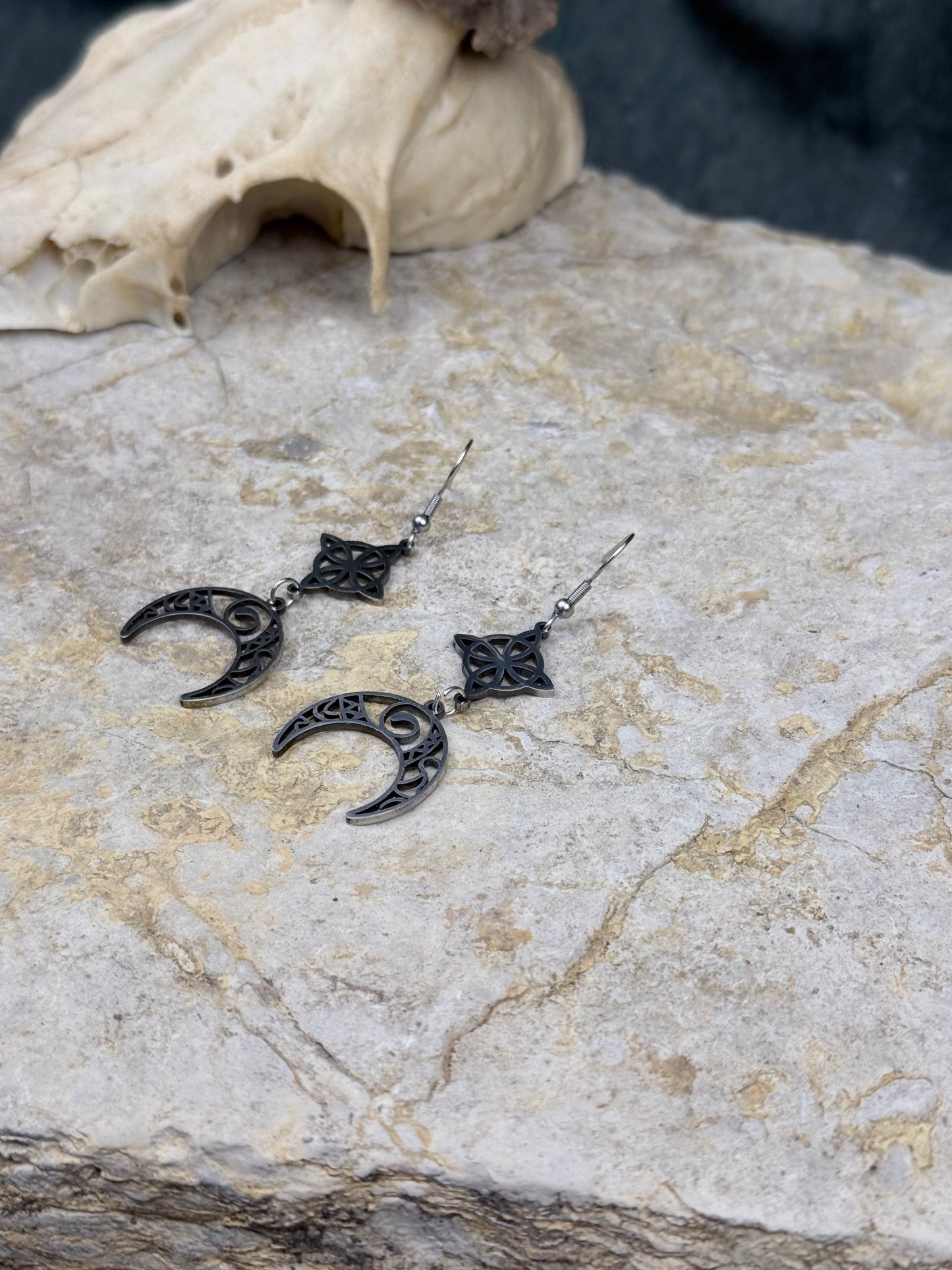 Mondknoten der Nachtweberin – Ornamentale Mond-Ohrringe mit keltischem Sternsymbol