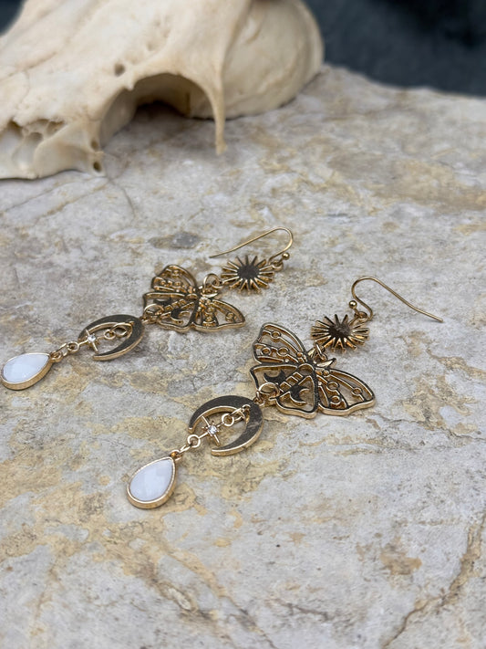 Mondfalter der Nachtzauberin – Mystische Ohrringe mit Mondsichel, Falter & schimmerndem Tropfenstein