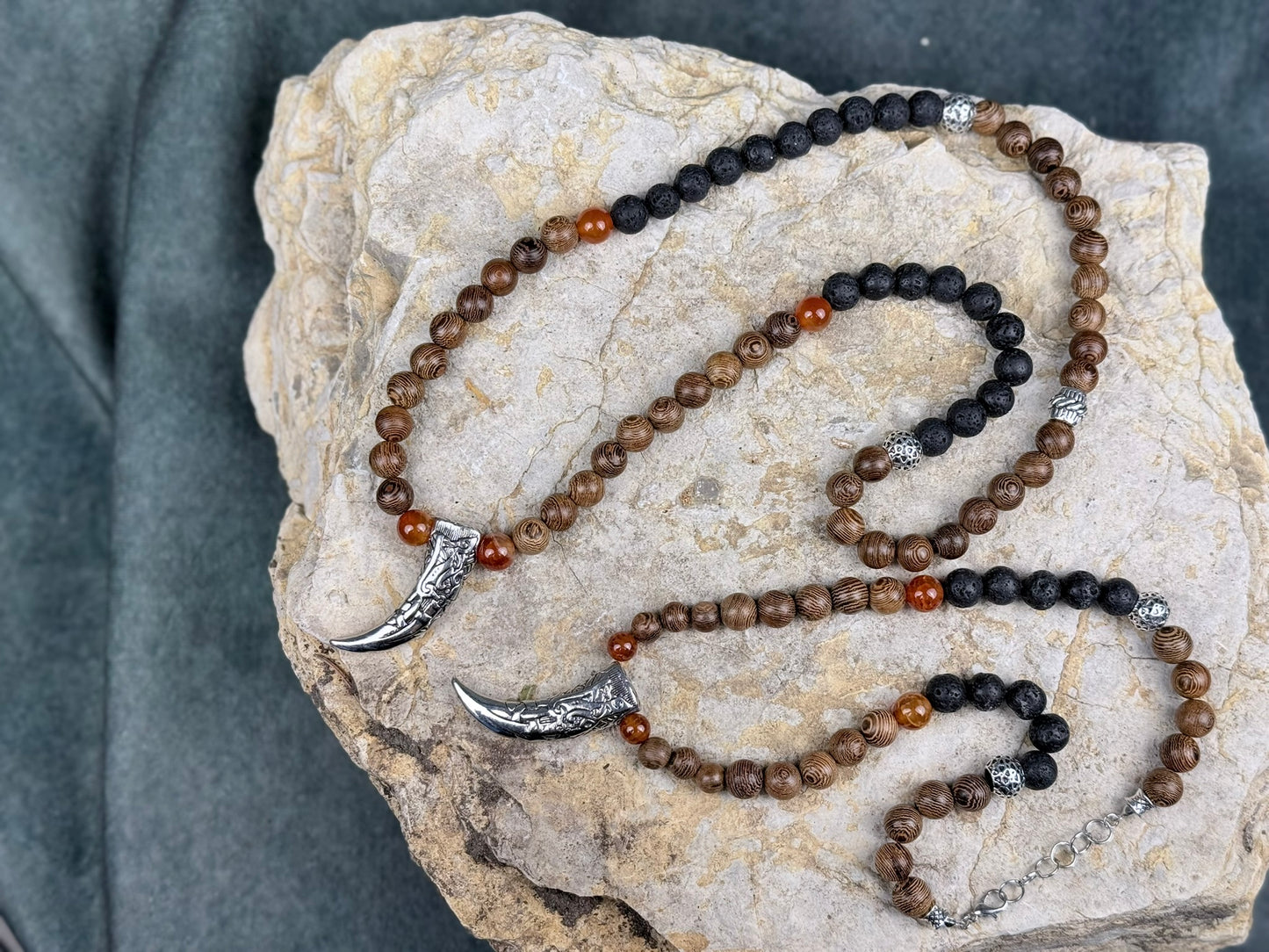 Zahn der alten Feuerwächter – Paarschmuck aus Holz, Lavastein & orangem Drachenstein