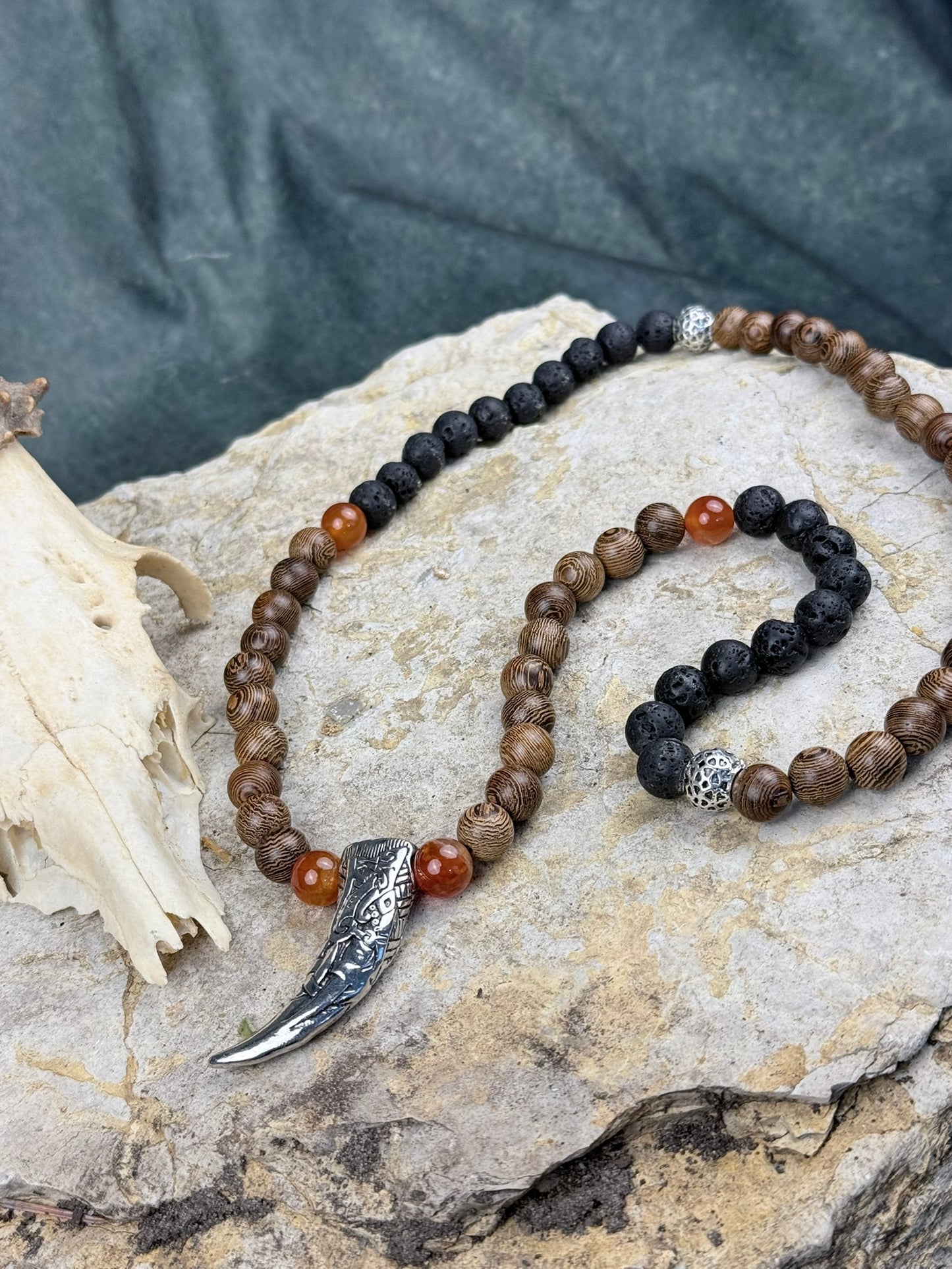 Zahn des Aschenpfades – Holz- & Lavasteinkette mit Drachenstein und Fanganhänger