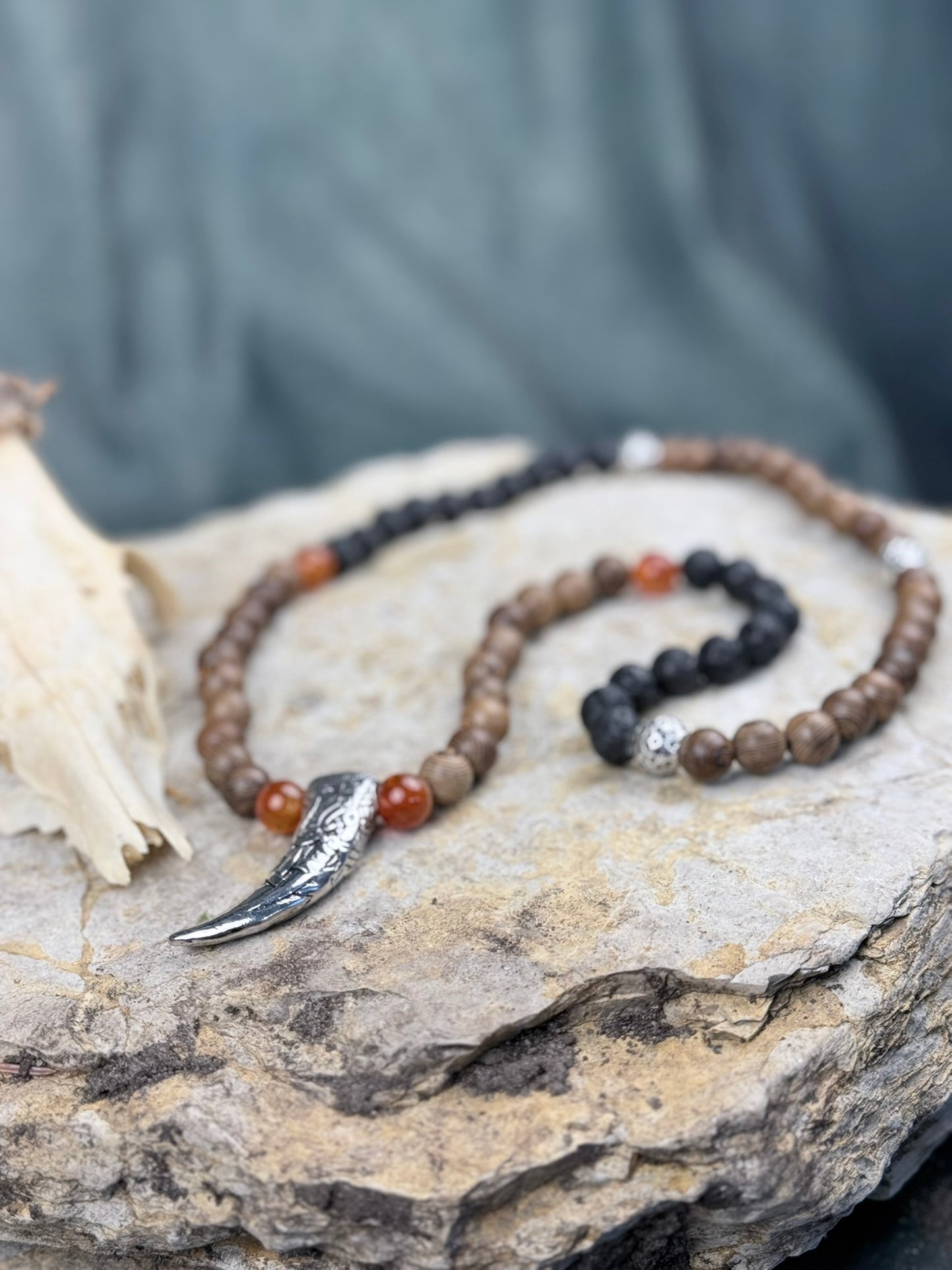 Zahn des Aschenpfades – Holz- & Lavasteinkette mit Drachenstein und Fanganhänger