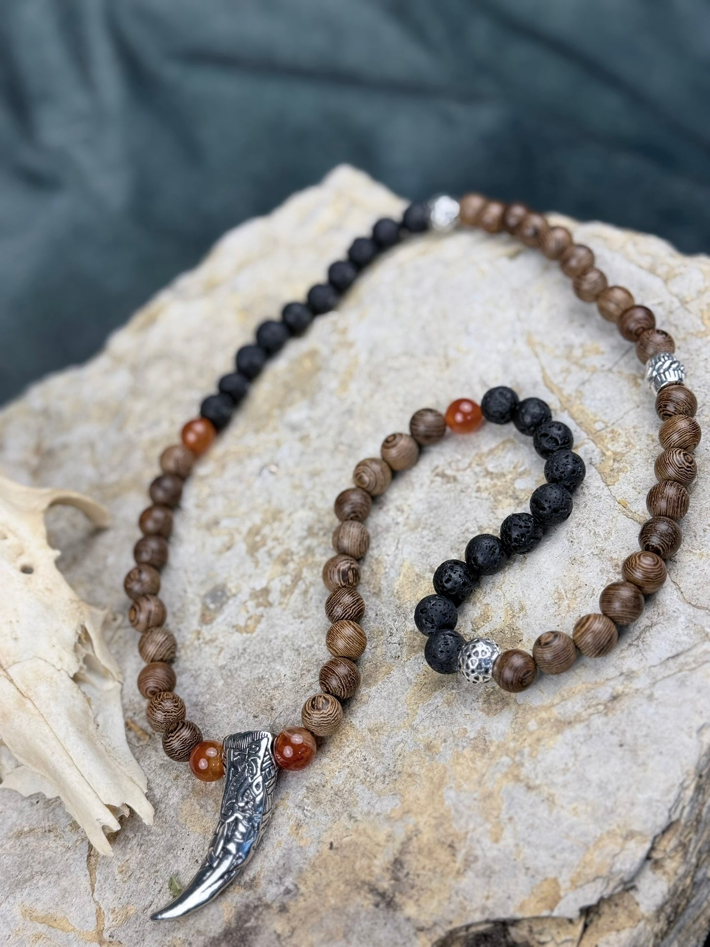Zahn des Aschenpfades – Holz- & Lavasteinkette mit Drachenstein und Fanganhänger
