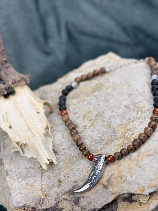 Ruf der Alten Drachenpfade – Holzperlenkette mit Drachenzahn-Anhänger & orangem Drachenstein