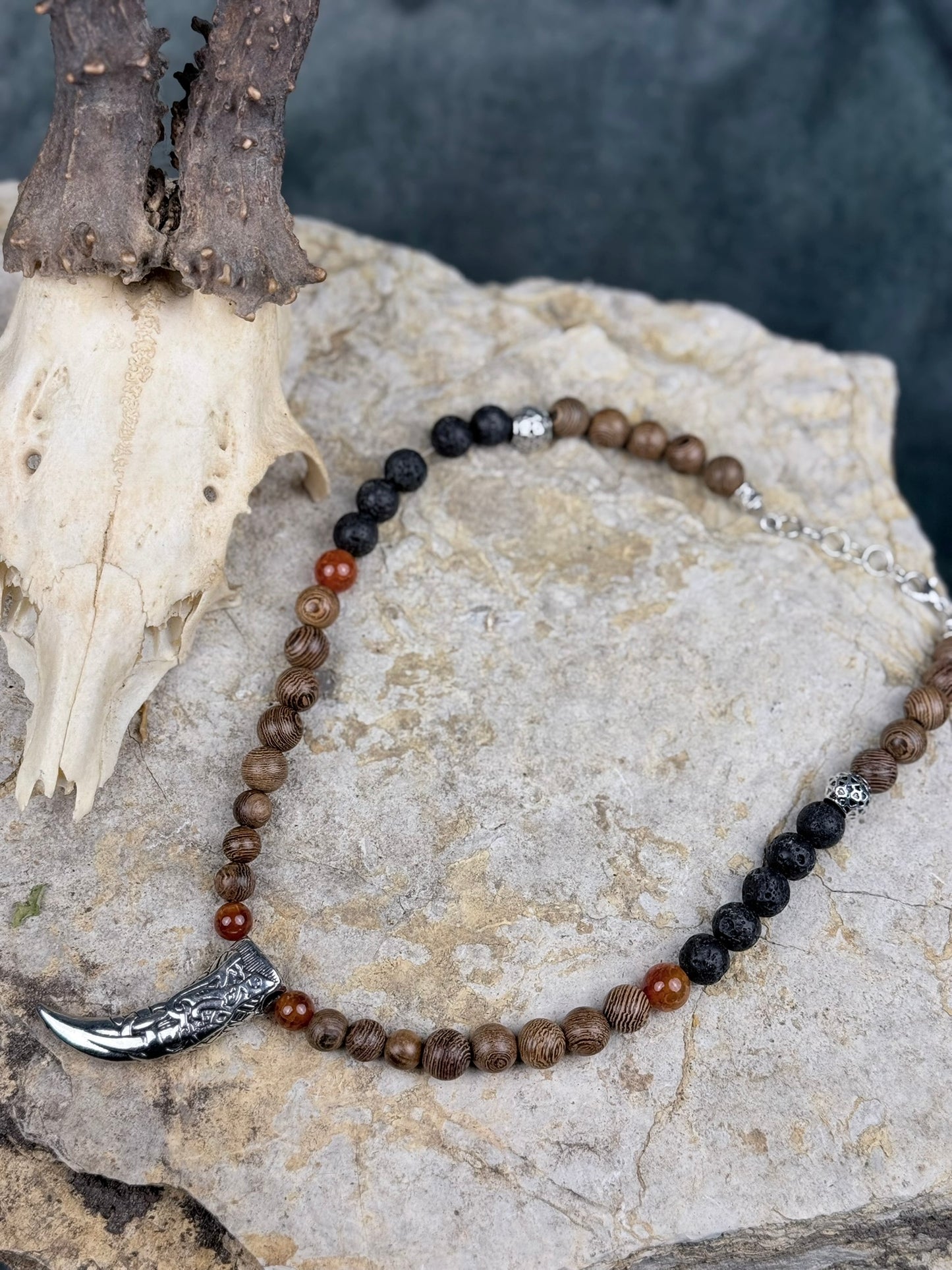 Ruf der Alten Drachenpfade – Holzperlenkette mit Drachenzahn-Anhänger & orangem Drachenstein