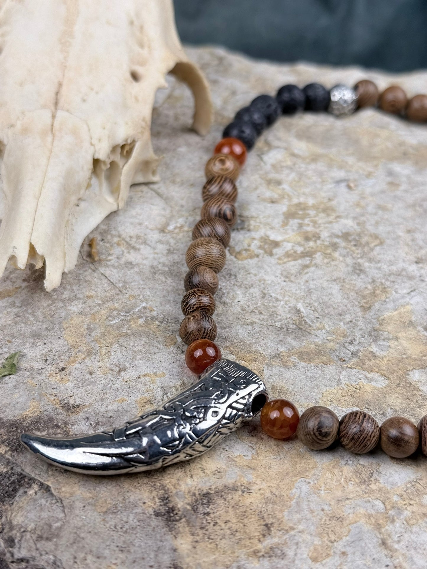 Ruf der Alten Drachenpfade – Holzperlenkette mit Drachenzahn-Anhänger & orangem Drachenstein
