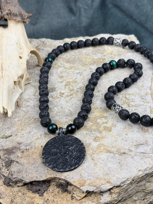 Wegzeichen der Nebelpfade – Lavasteinkette mit grünem Tigerauge & Vegvisier
