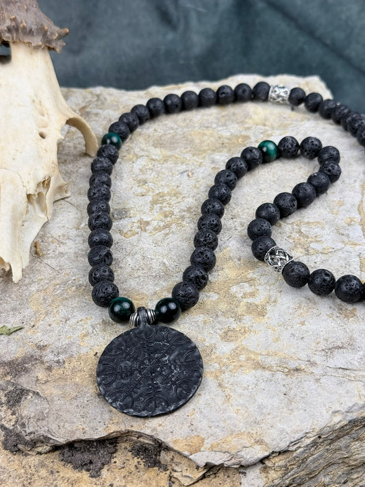 Wegzeichen der Nebelpfade – Lavasteinkette mit grünem Tigerauge & Vegvisier