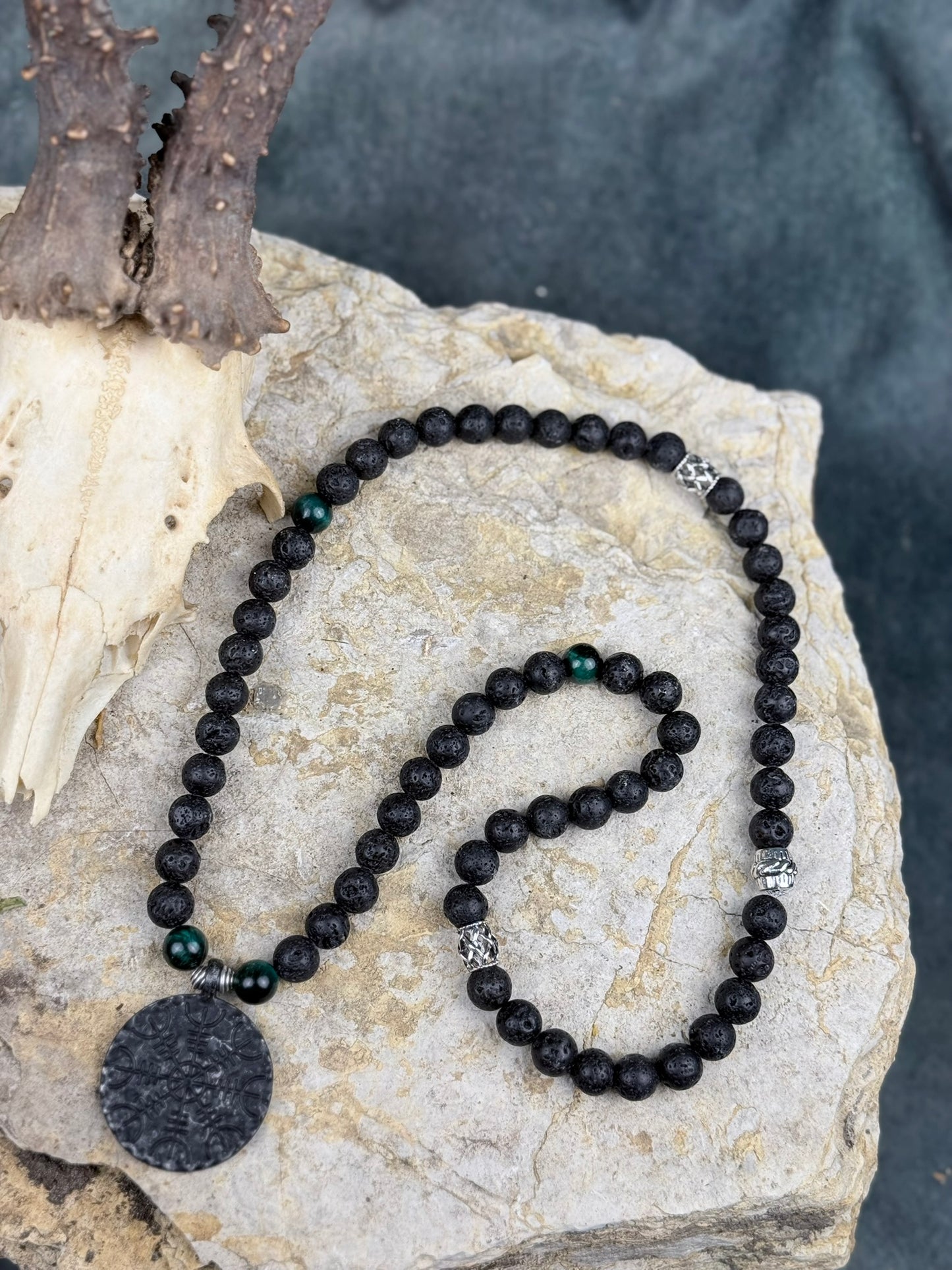 Wegzeichen der Nebelpfade – Lavasteinkette mit grünem Tigerauge & Vegvisier