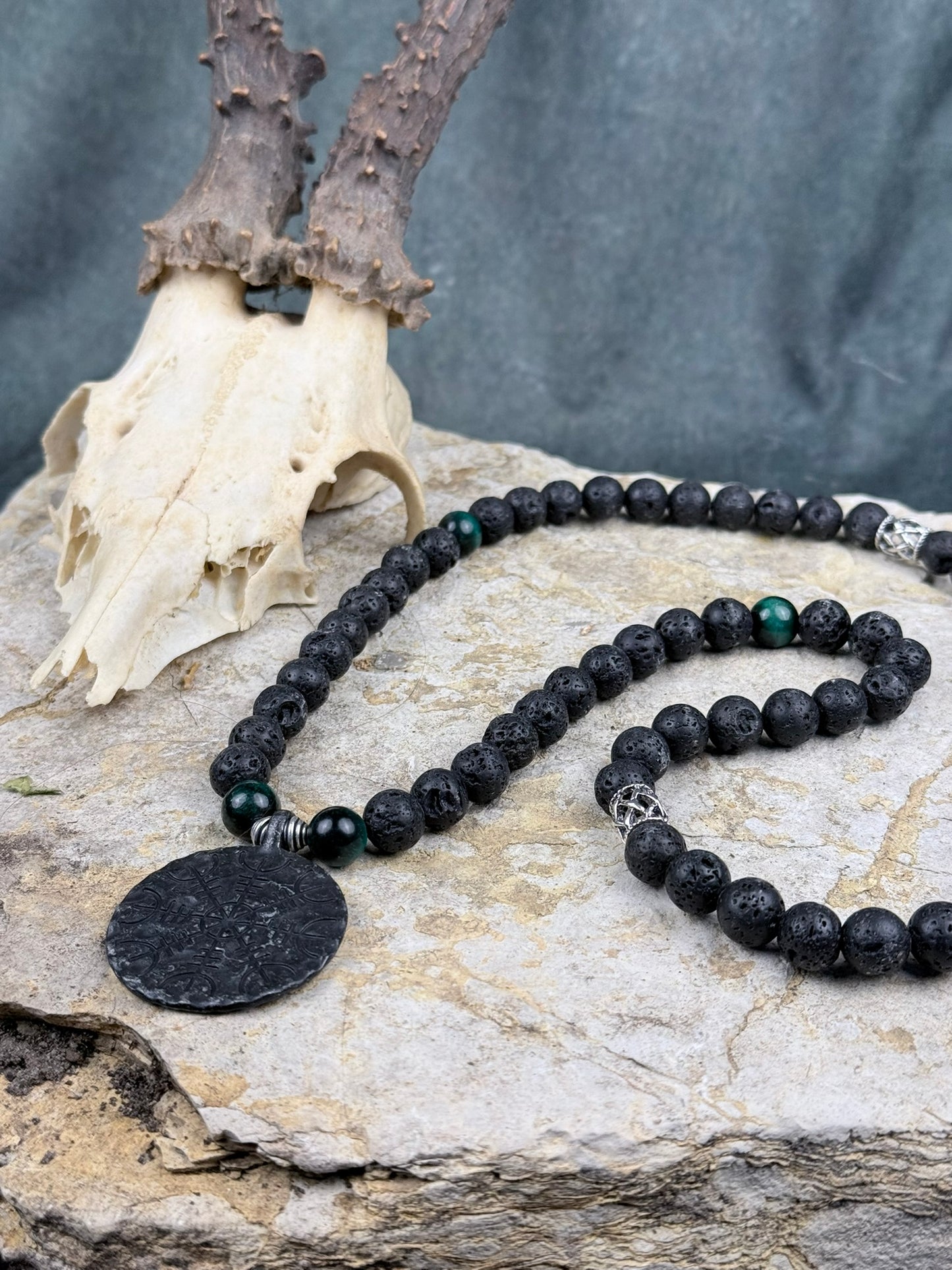 Wegzeichen der Nebelpfade – Lavasteinkette mit grünem Tigerauge & Vegvisier
