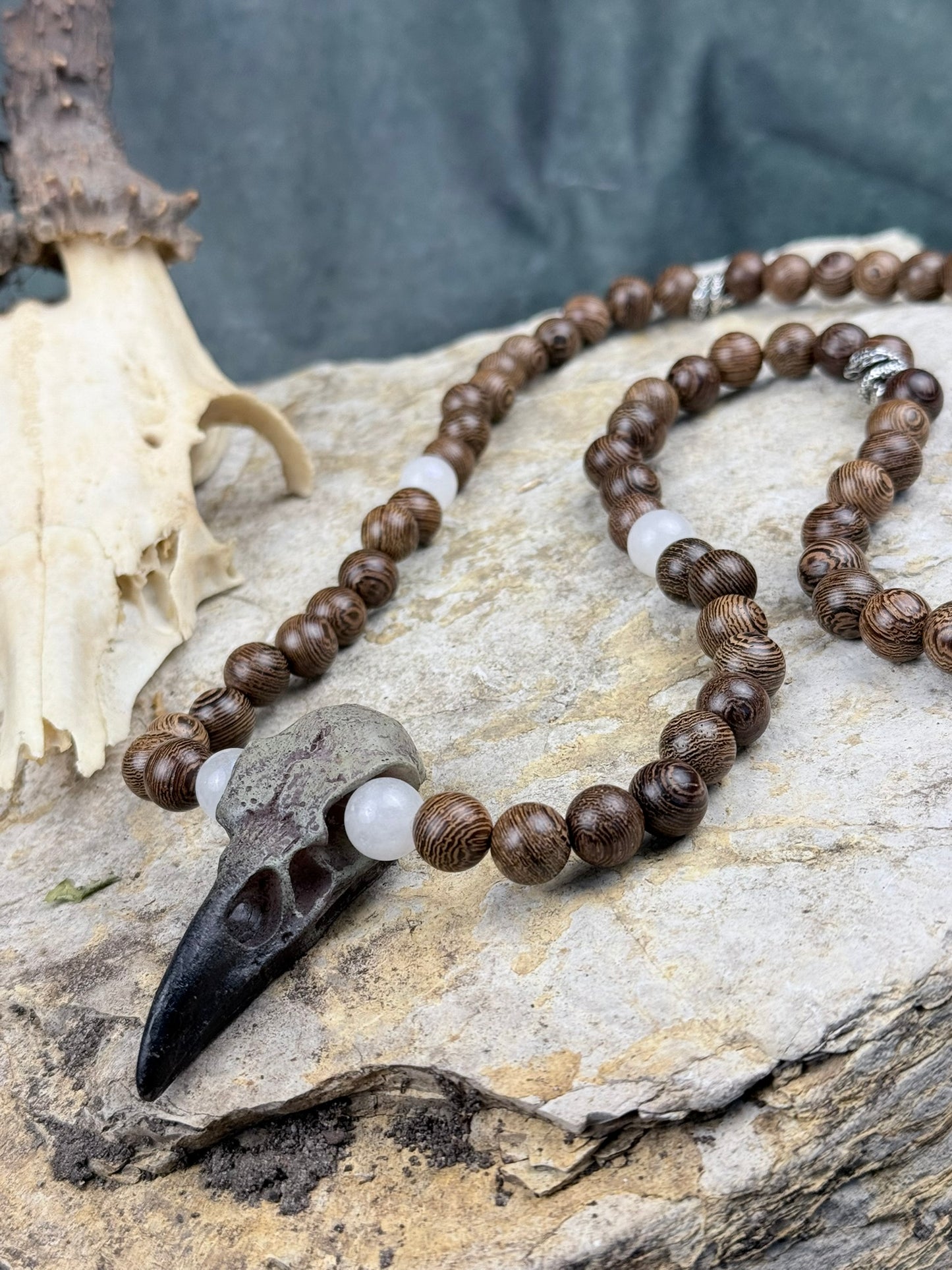 Rabenruf der Geisterpfade – Holzperlenkette mit Krähen-Schädelanhänger & Mondstein