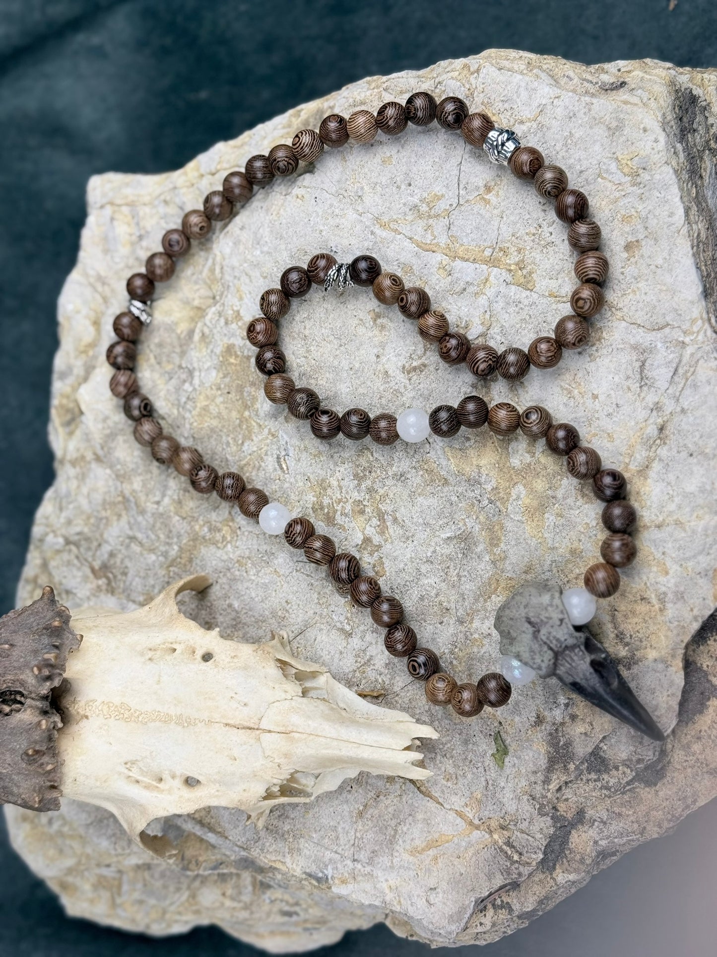 Rabenruf der Geisterpfade – Holzperlenkette mit Krähen-Schädelanhänger & Mondstein