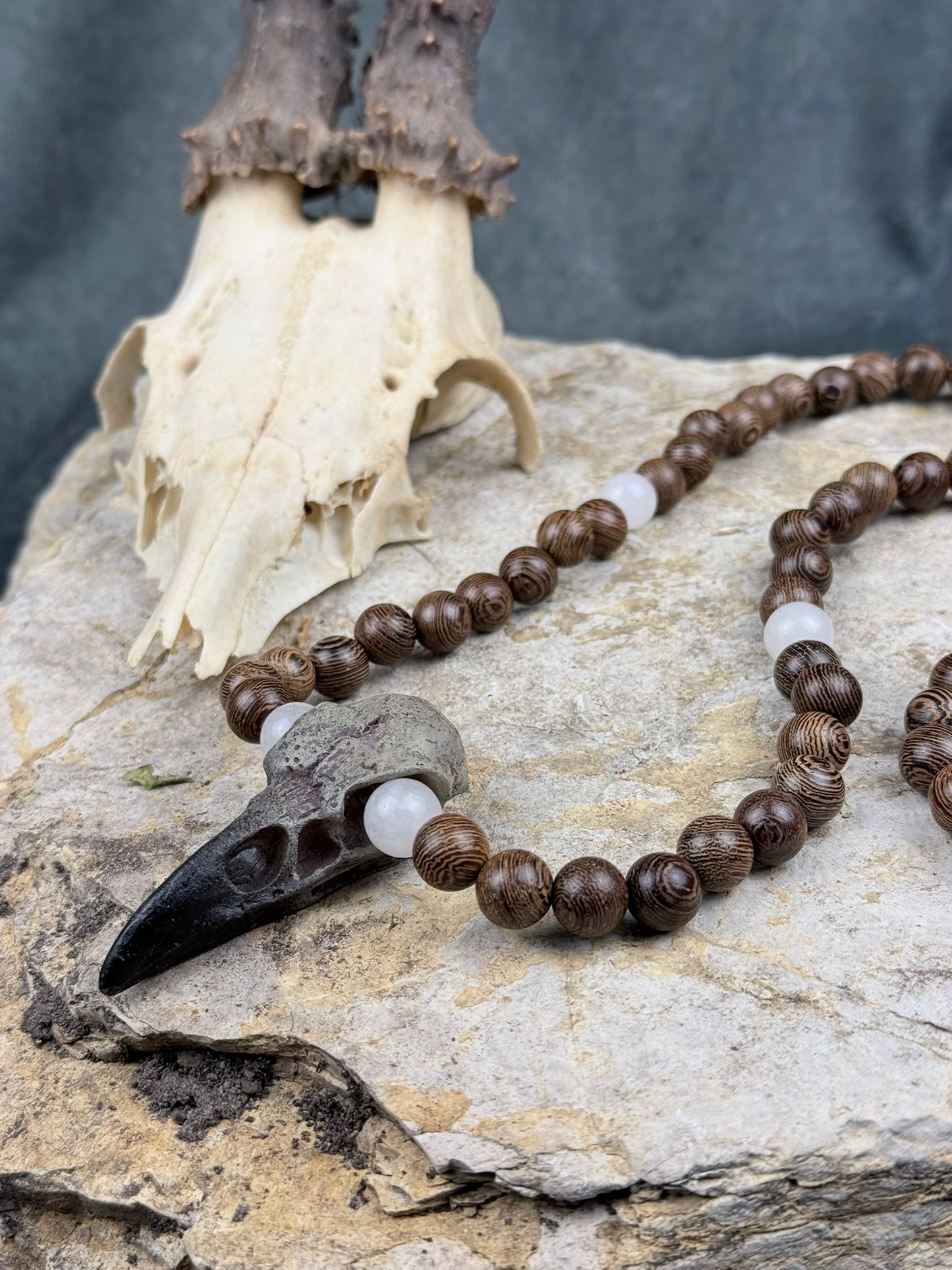 Rabenruf der Geisterpfade – Holzperlenkette mit Krähen-Schädelanhänger & Mondstein