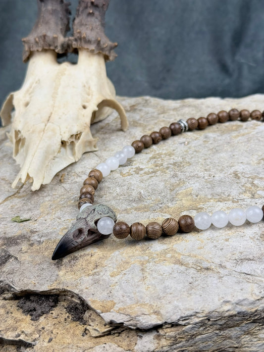Krähenrufer des Mondlichts – Holzperlenkette mit Mondstein & Rabenschädel-Anhänger