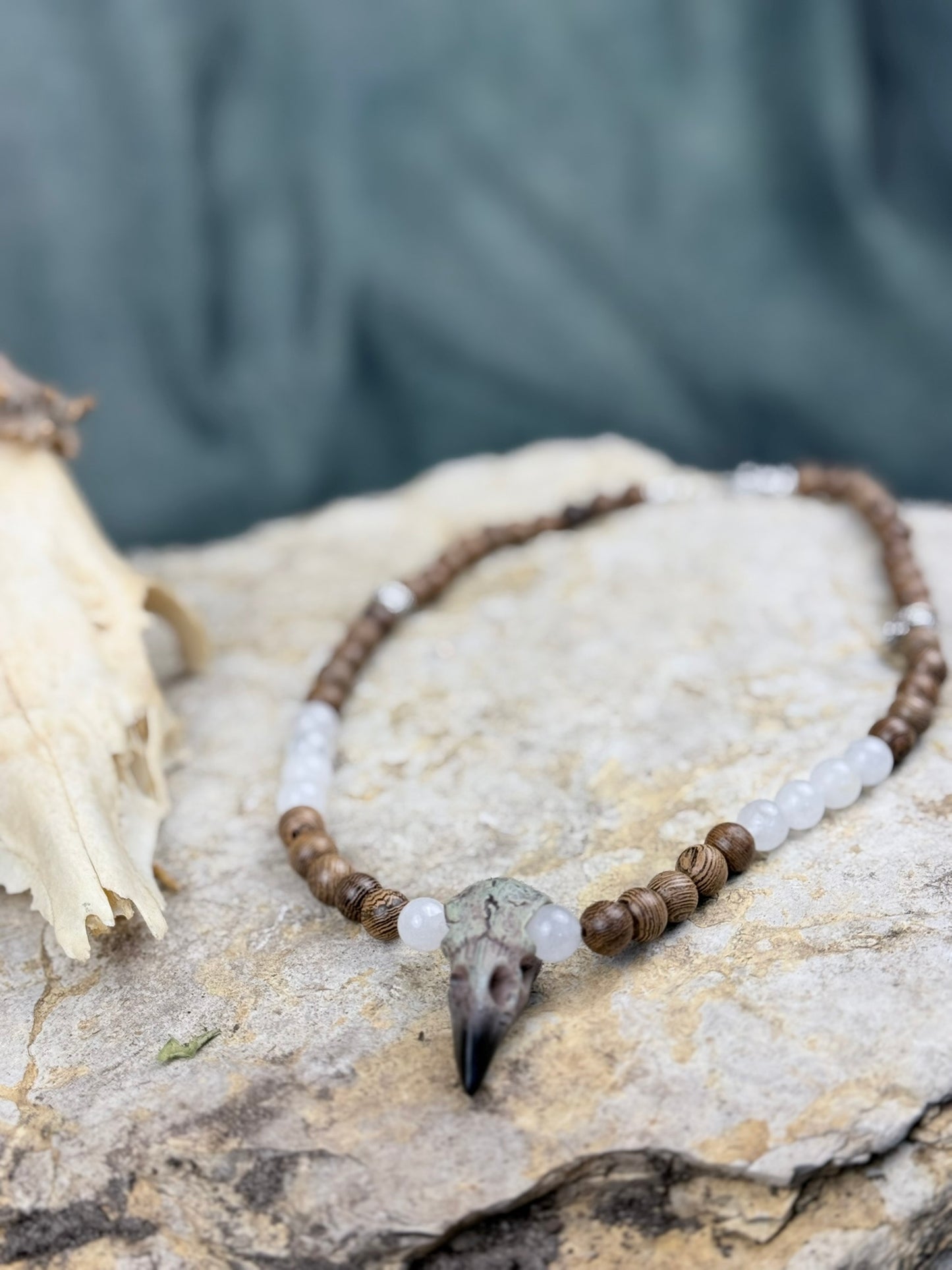 Krähenrufer des Mondlichts – Holzperlenkette mit Mondstein & Rabenschädel-Anhänger