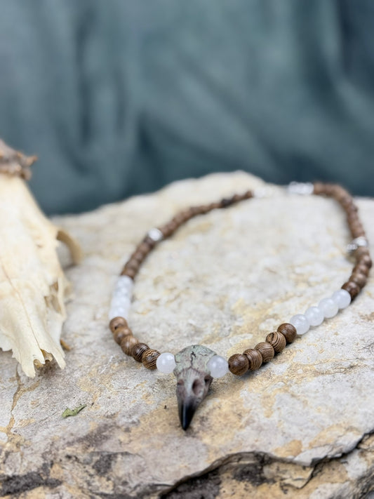 Krähenrufer des Mondlichts – Holzperlenkette mit Mondstein & Rabenschädel-Anhänger