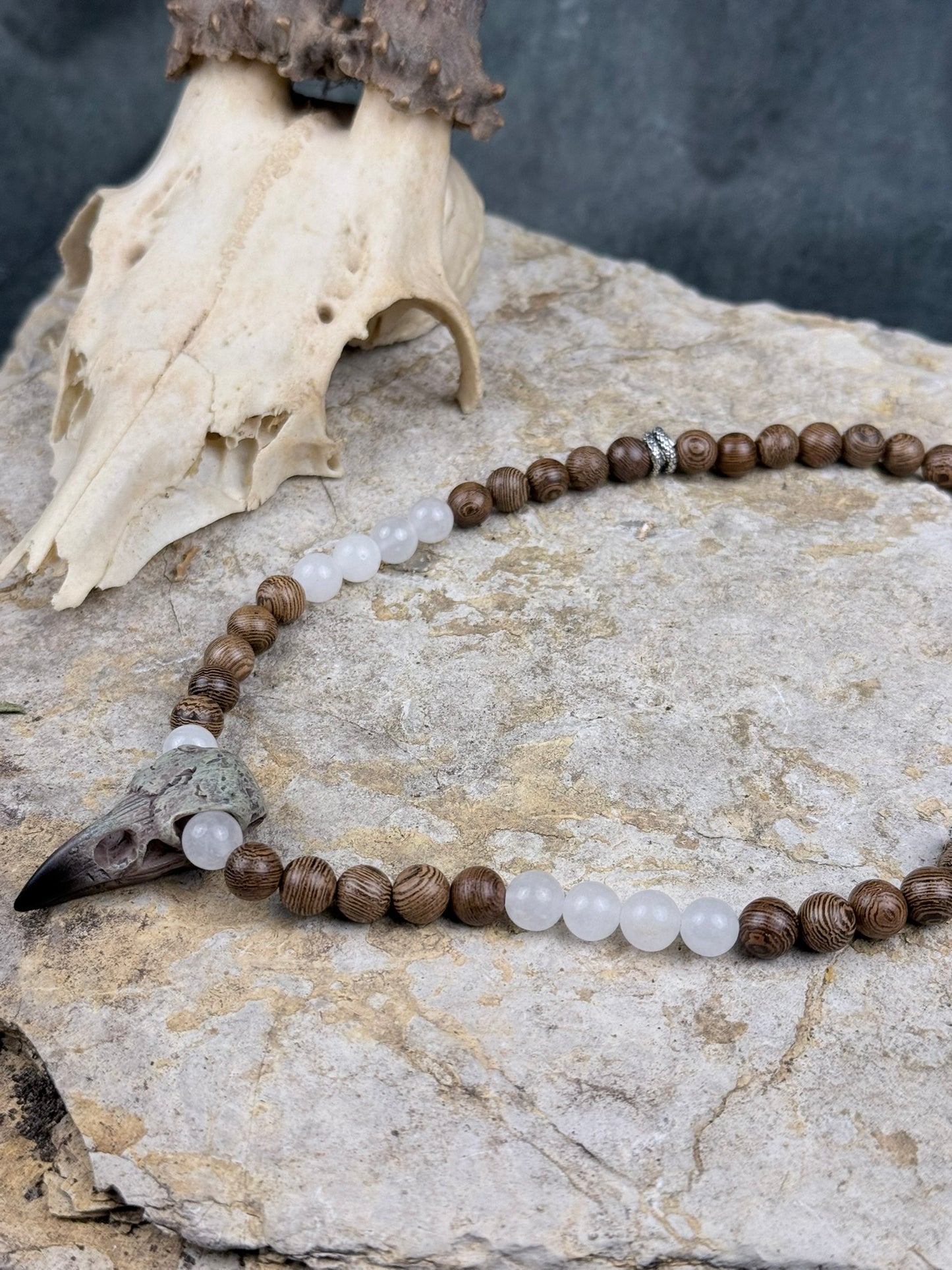 Krähenrufer des Mondlichts – Holzperlenkette mit Mondstein & Rabenschädel-Anhänger