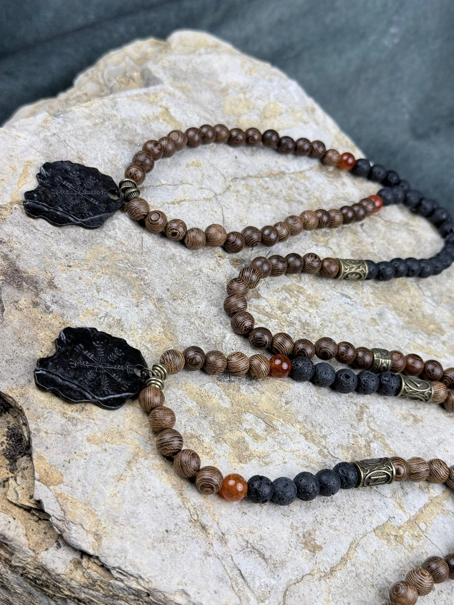 Dualpfade des Runenlichts – Vegvísir-Paarschmuck aus Holz, Lava & Drachenstein