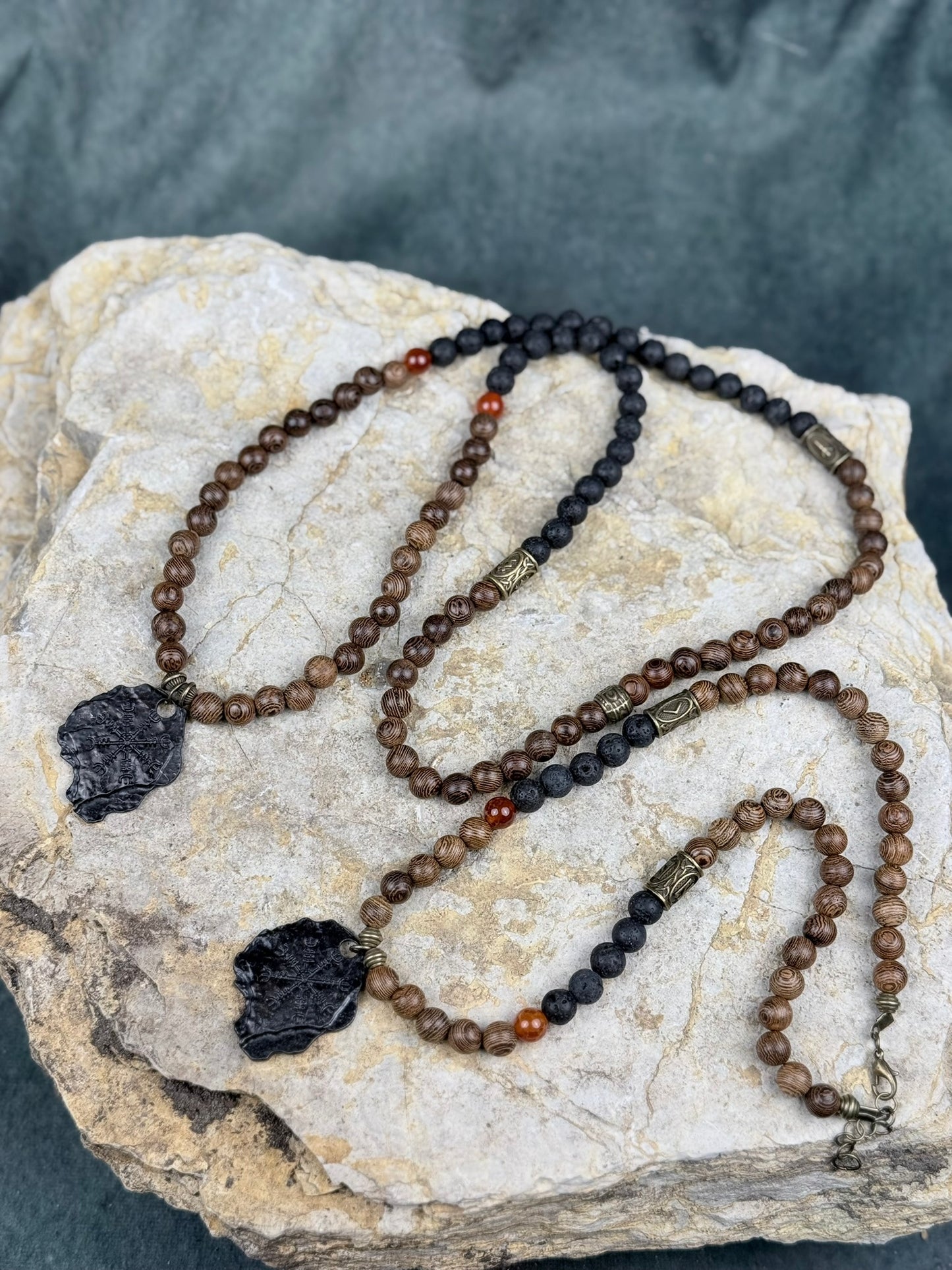 Dualpfade des Runenlichts – Vegvísir-Paarschmuck aus Holz, Lava & Drachenstein