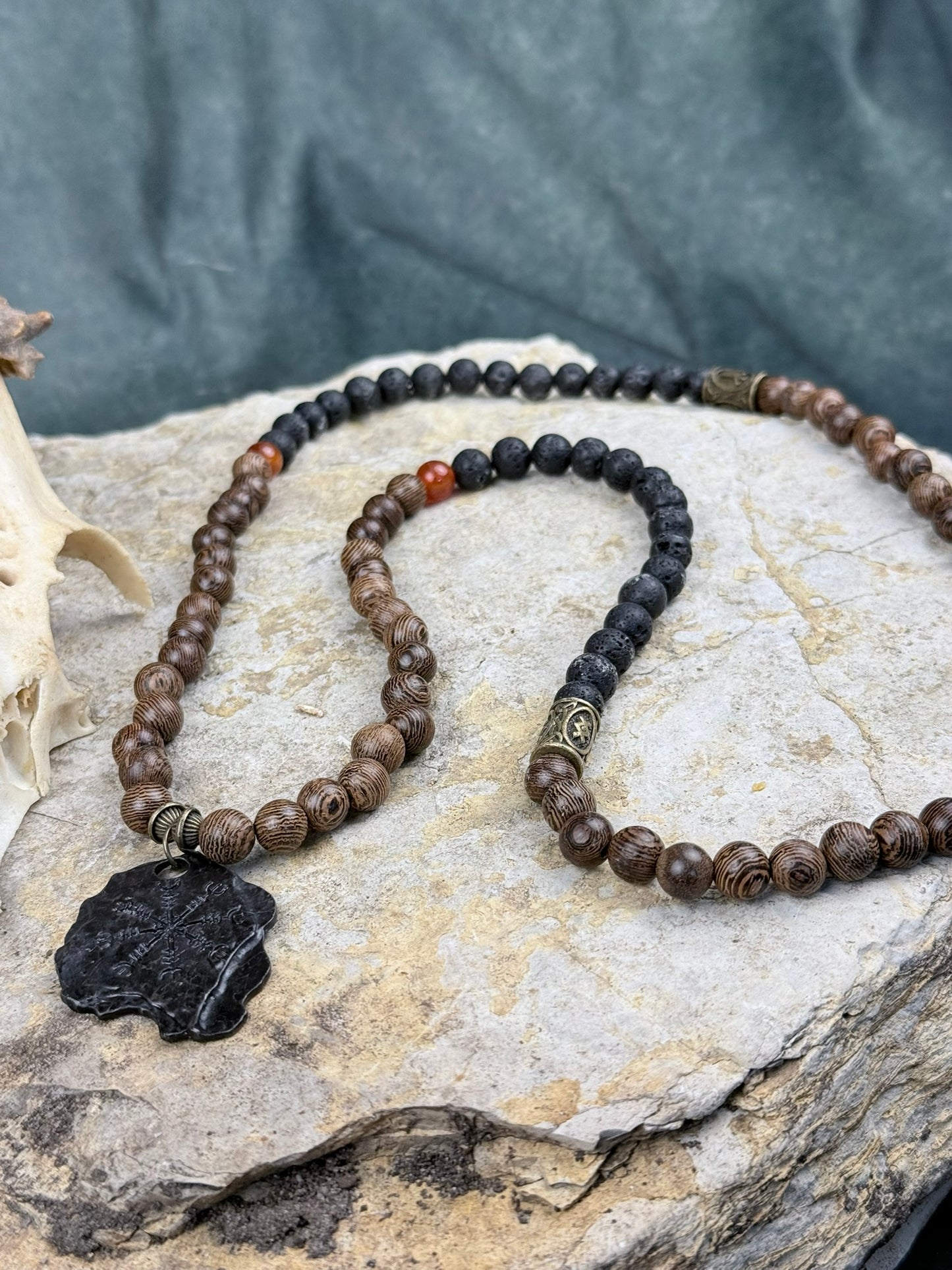 Wegweiser der Feuersteine – Halskette mit Holz, Lavastein & Vegvísir