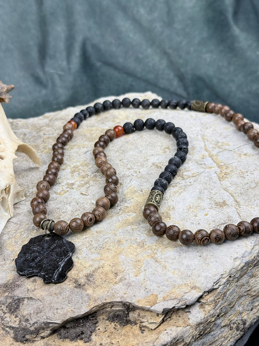 Wegweiser der Feuersteine – Halskette mit Holz, Lavastein & Vegvísir