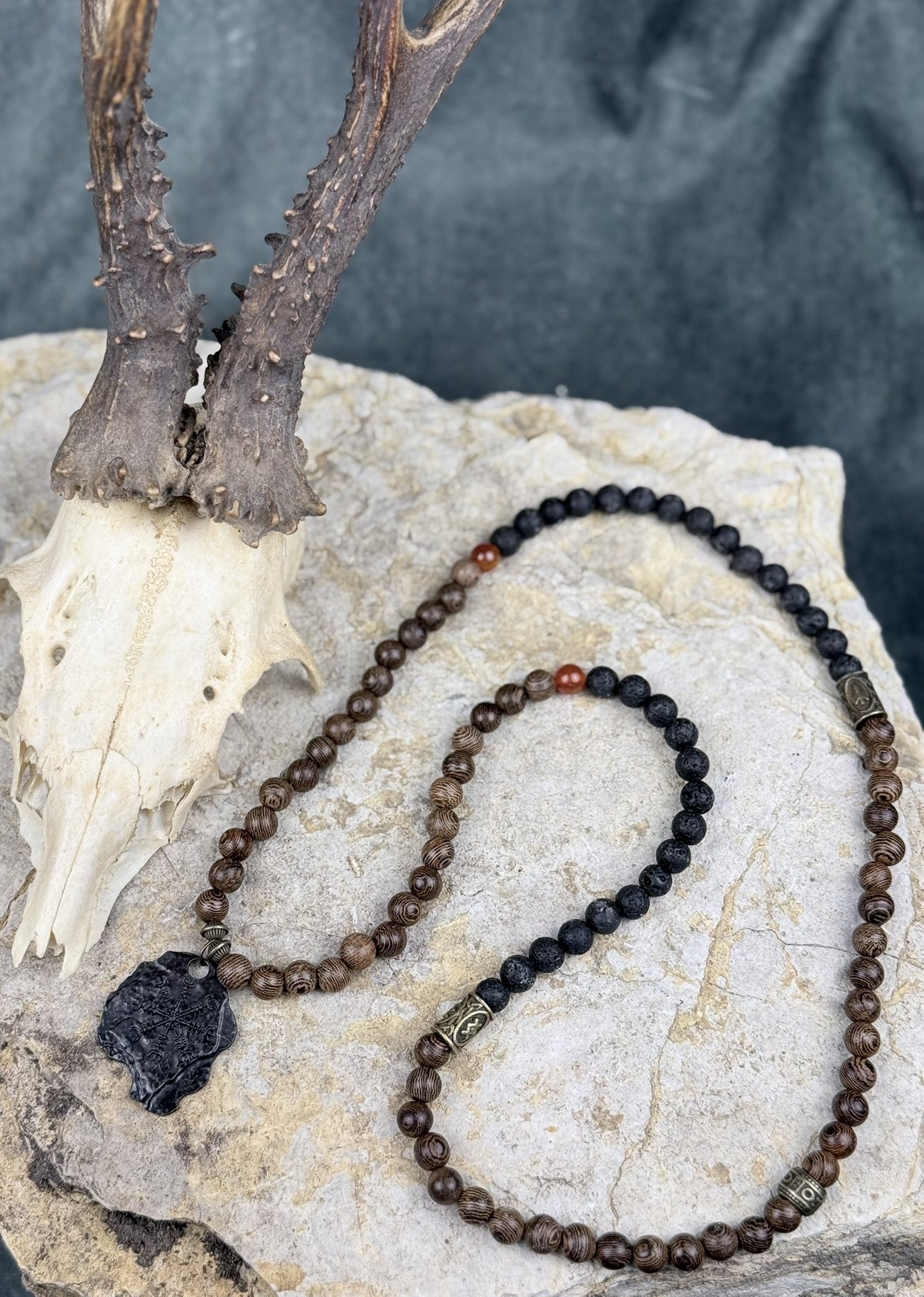 Wegweiser der Feuersteine – Halskette mit Holz, Lavastein & Vegvísir