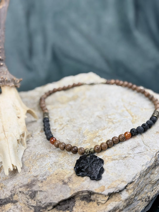 Pfad des Feuerblatts – Vegvisir-Halskette aus Holz, Lavastein & Orangenem Drachenstein