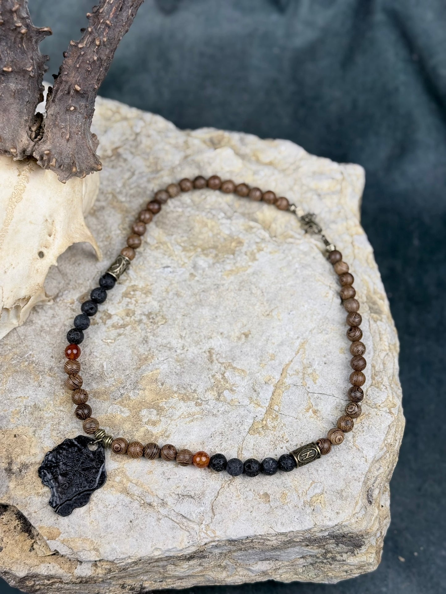 Pfad des Feuerblatts – Vegvisir-Halskette aus Holz, Lavastein & Orangenem Drachenstein