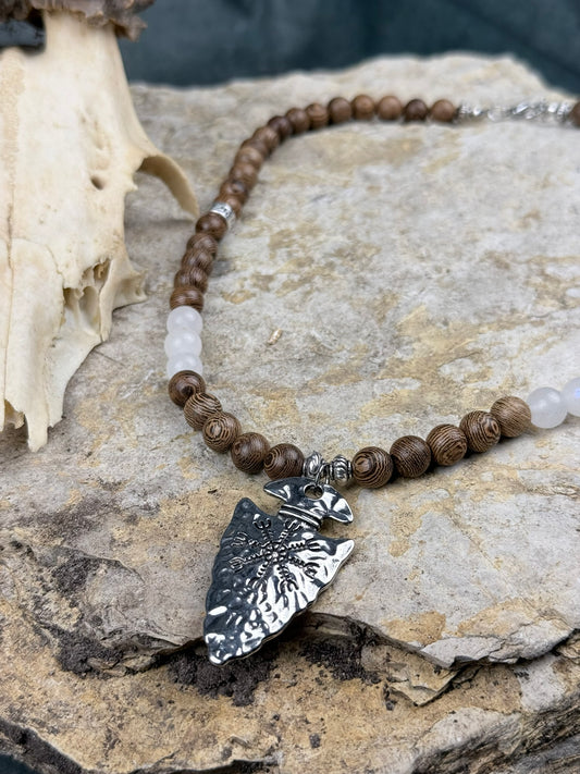 Pfeil des Mondschimmers – Holzperlenkette mit Mondstein & Runenklinge
