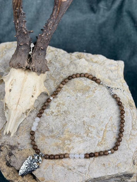 Pfeil des Mondschimmers – Holzperlenkette mit Mondstein & Runenklinge