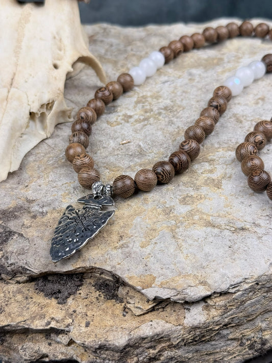 Schattenspeer des Wanderers – Halskette aus Holzperlen & Mondstein