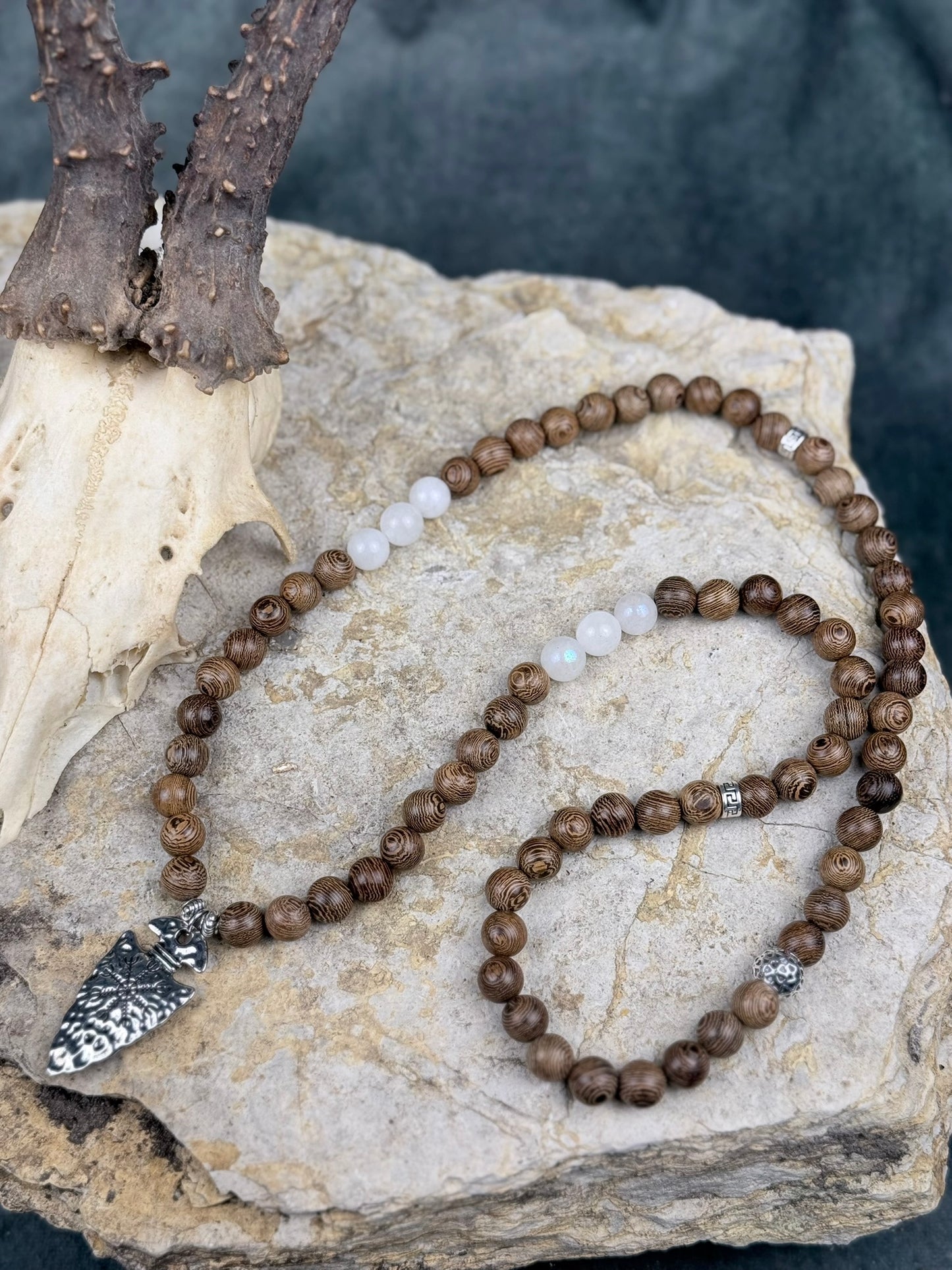 Schattenspeer des Wanderers – Halskette aus Holzperlen & Mondstein