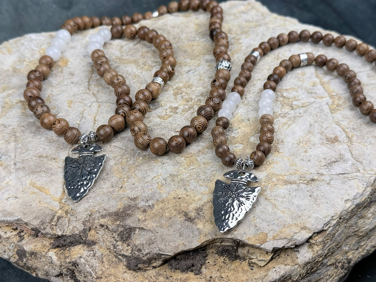 Herzpfeile des Nordlichts – Paar-Halskettenset aus Holzperlen & Mondstein