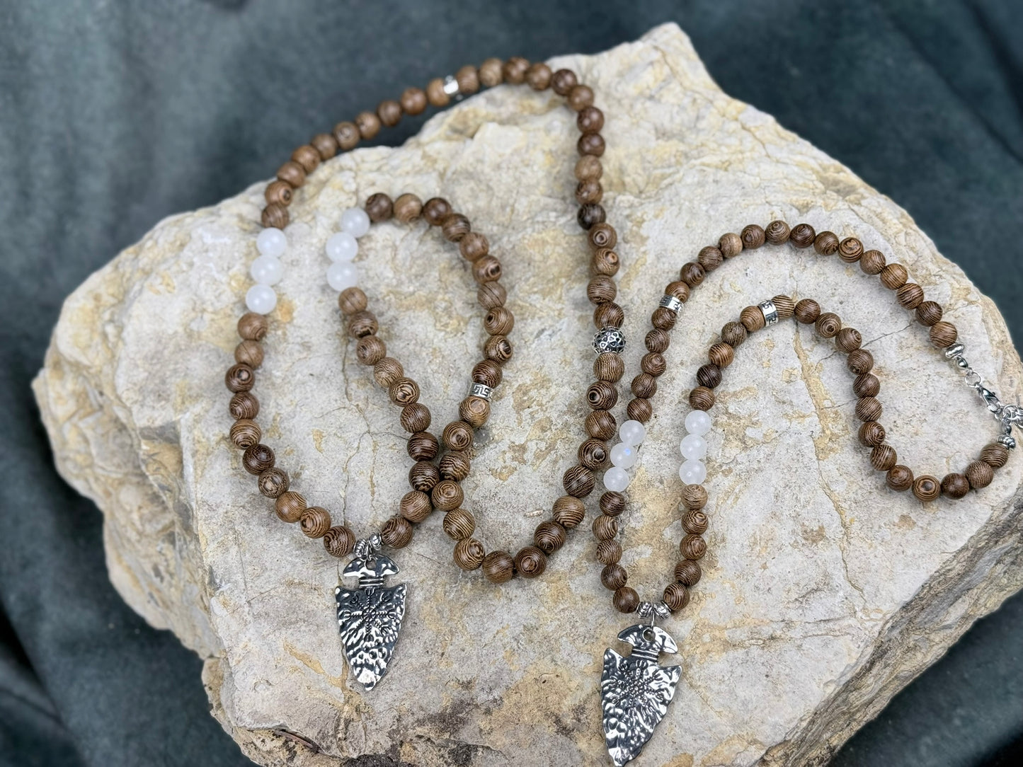 Herzpfeile des Nordlichts – Paar-Halskettenset aus Holzperlen & Mondstein