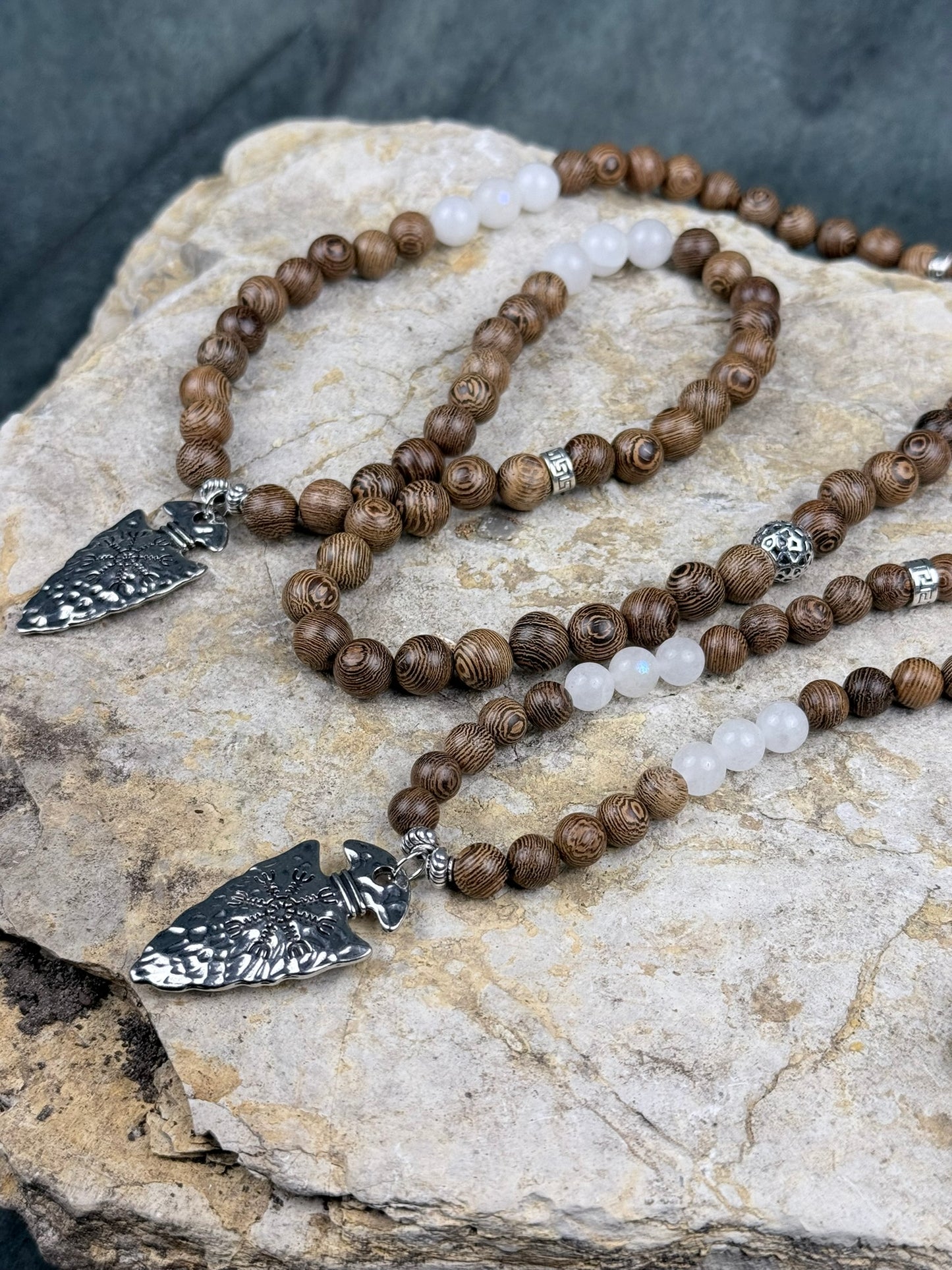 Herzpfeile des Nordlichts – Paar-Halskettenset aus Holzperlen & Mondstein