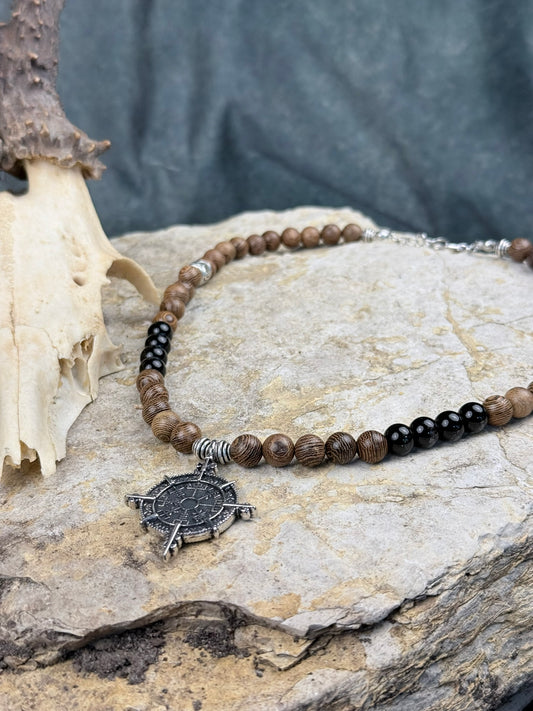 Wanderholz & Nachtsphäre – Halskette mit Holzperlen, Onyx & Vegvisir