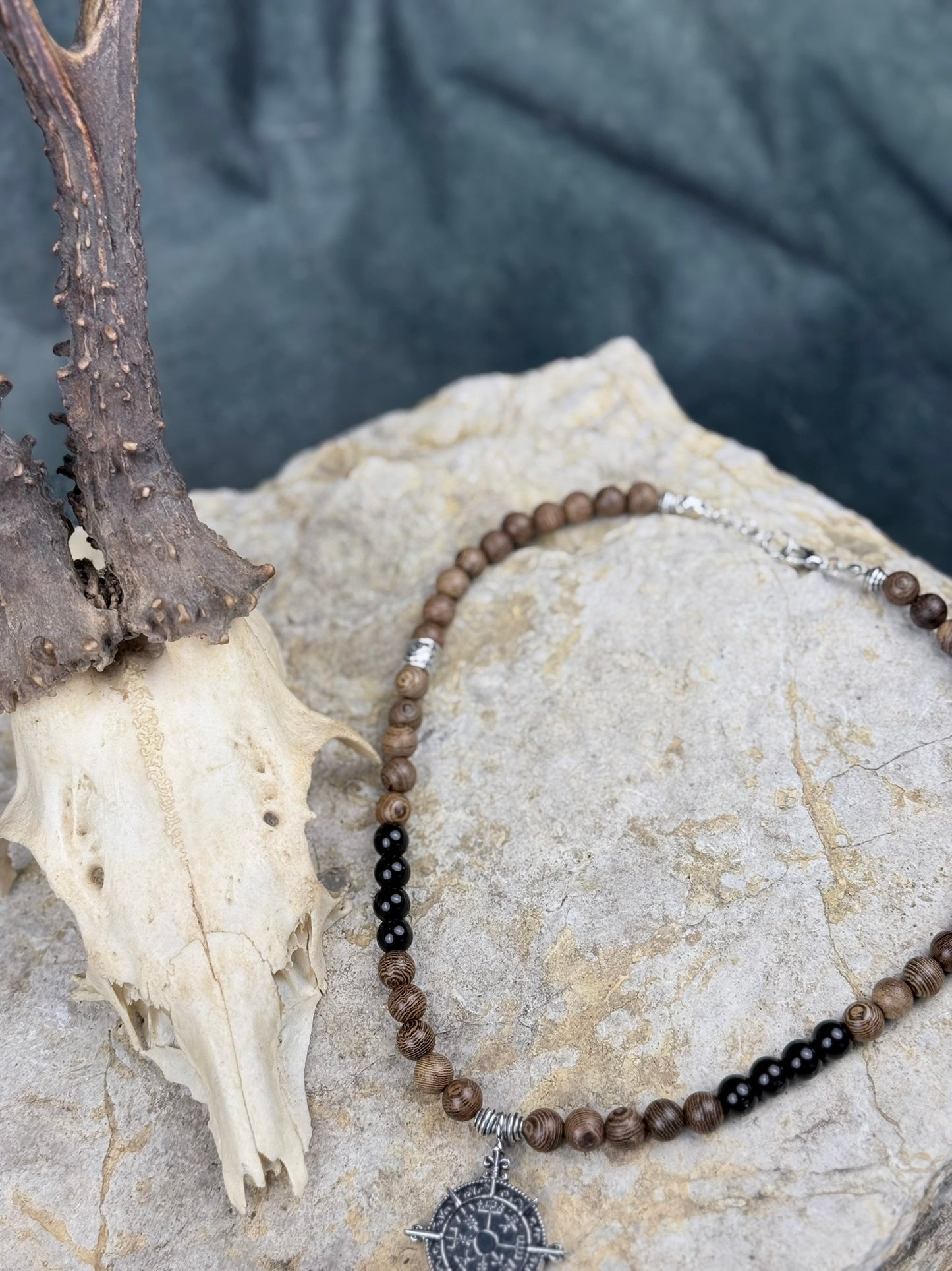 Wanderholz & Nachtsphäre – Halskette mit Holzperlen, Onyx & Vegvisir