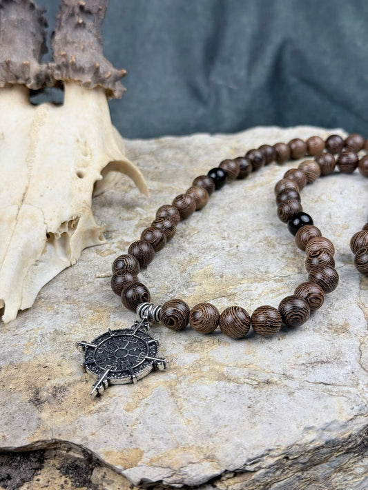 Pfadholz & Nordzeichen – Halskette aus gemasertem Holz, Onyx & Vegvisir-Anhänger