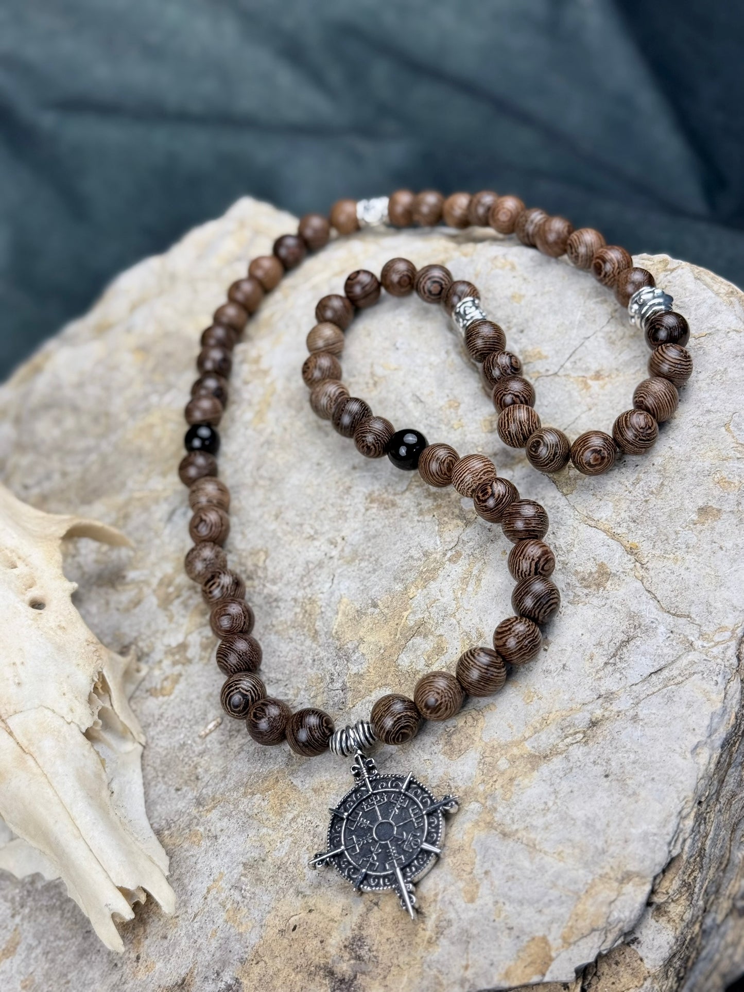 Pfadholz & Nordzeichen – Halskette aus gemasertem Holz, Onyx & Vegvisir-Anhänger
