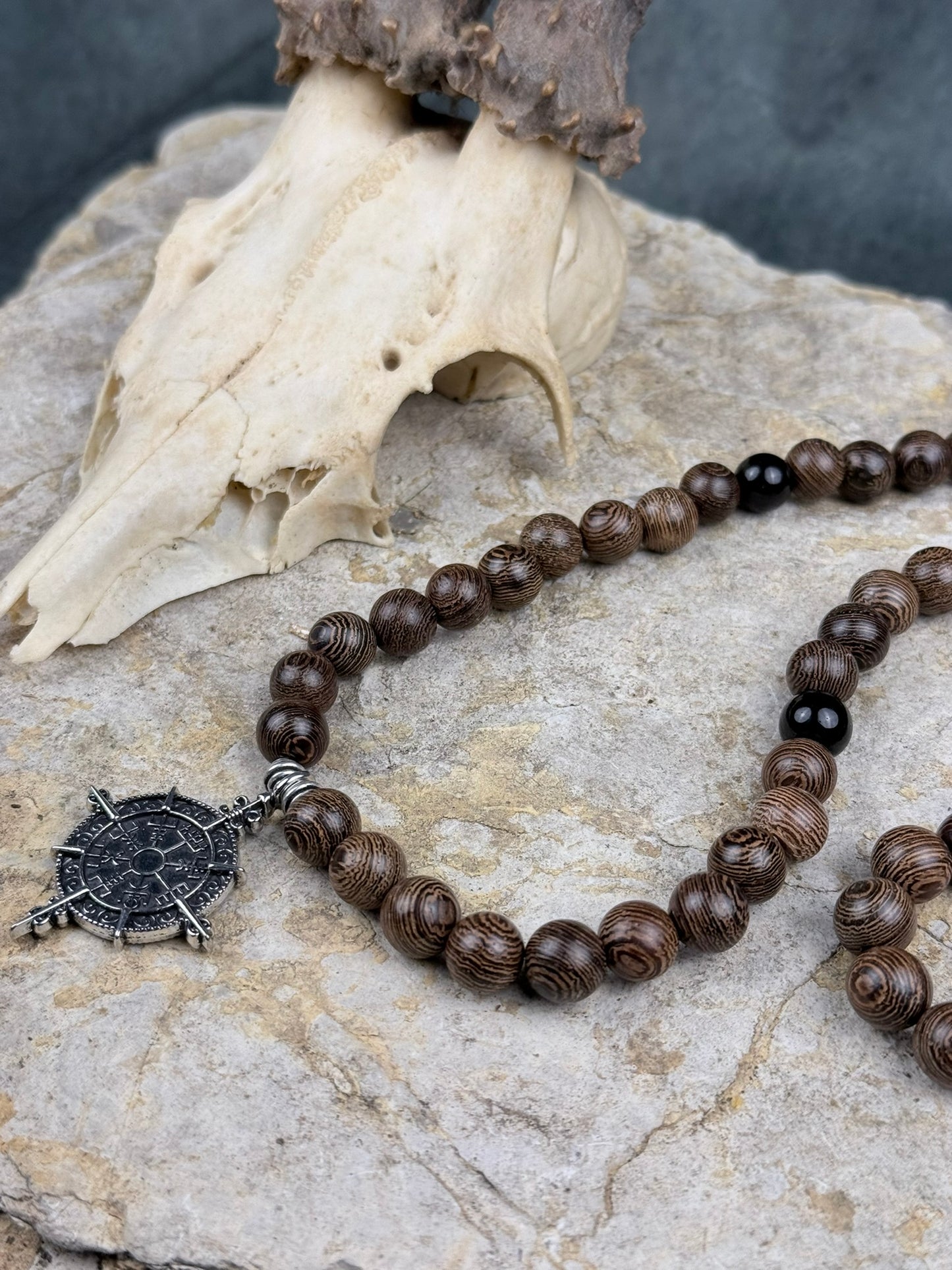 Pfadholz & Nordzeichen – Halskette aus gemasertem Holz, Onyx & Vegvisir-Anhänger