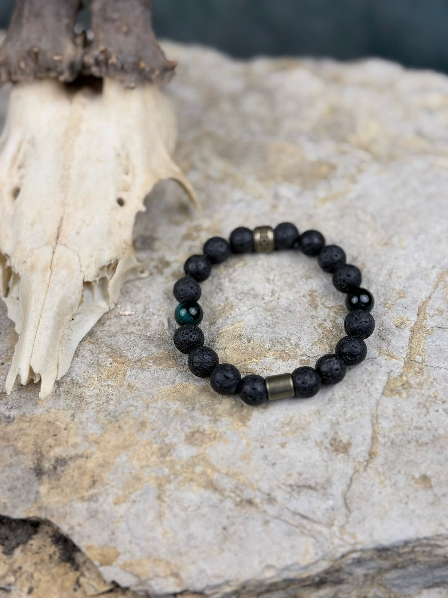 Schwarzfels & Waldauge – Armband aus Lavastein & grünem Tigerauge