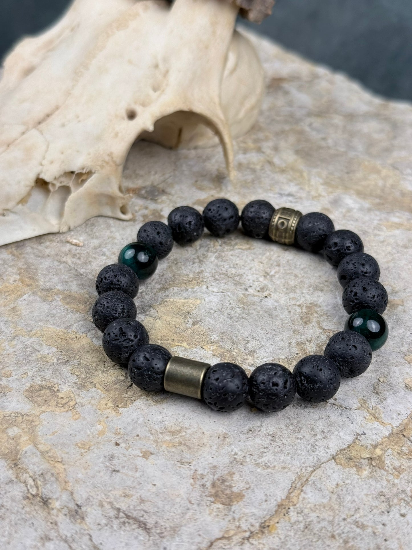 Schwarzfels & Waldauge – Armband aus Lavastein & grünem Tigerauge