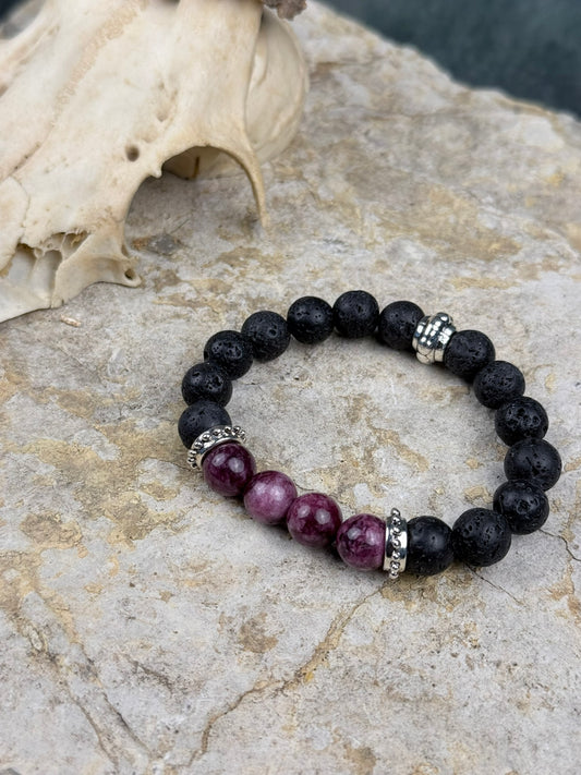 Schwarzglut & Beerenstein – Armband aus Lavastein & Erdbeerquarz
