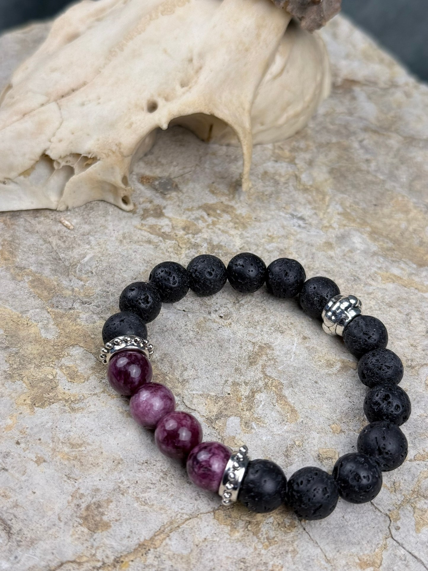 Schwarzglut & Beerenstein – Armband aus Lavastein & Erdbeerquarz