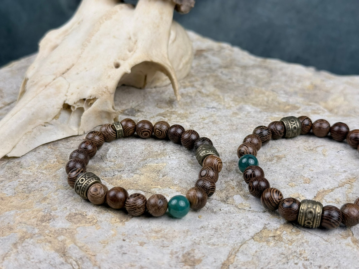 Wurzelpfad & Drachenholz – Paararmbänder aus gemasertem Holz & grünem Drachenstein