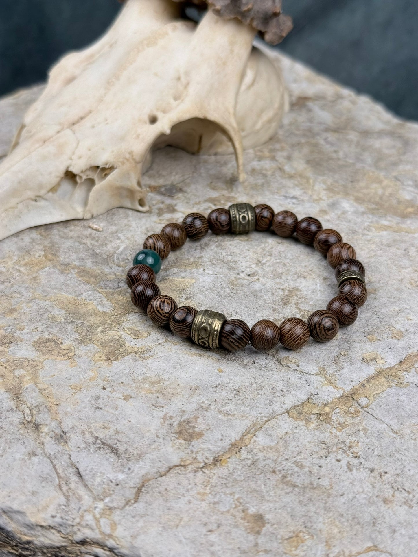 Wurzelpfad & Drachenholz – Paararmbänder aus gemasertem Holz & grünem Drachenstein