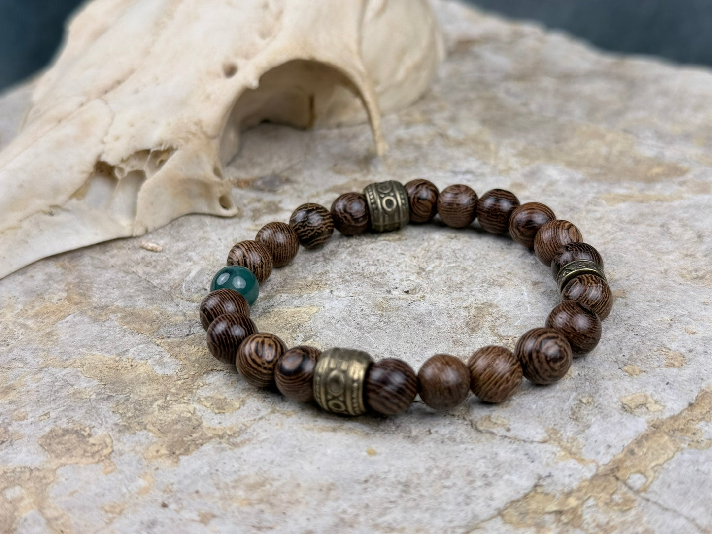 Wurzelpfad & Drachenholz – Paararmbänder aus gemasertem Holz & grünem Drachenstein